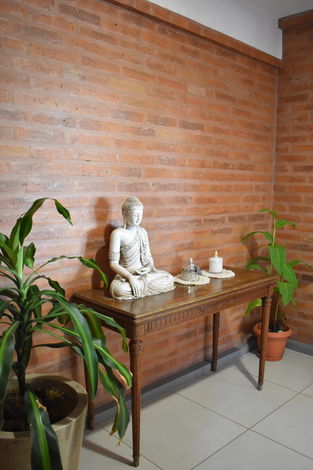Rincón de meditación con figura de Buda