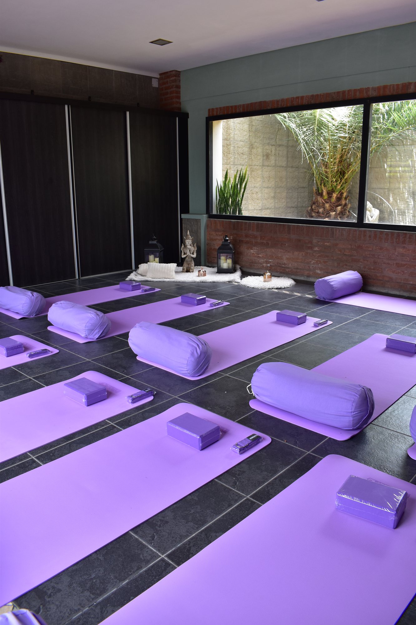 Sala de prácticas de Casa Amatista con esteras de yoga en tonos amatista